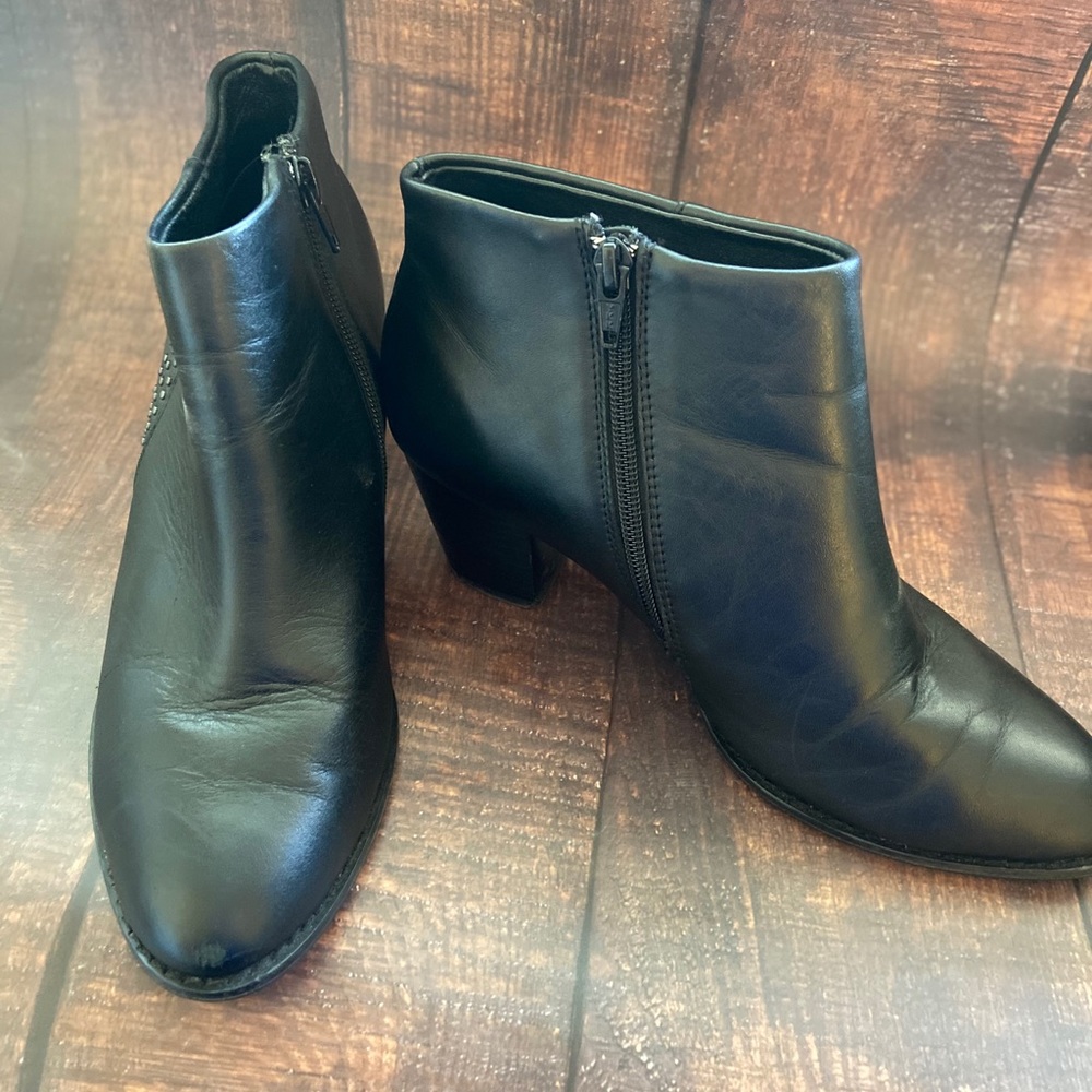 SOLD ON Ⓜ️ Vionic ankle booties